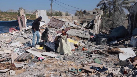  Palestinians inspect their destroyed homes in Gaza's Khan Yunis 