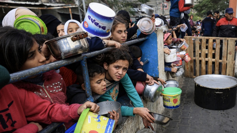 Warga dan anak-anak Gaza antri mendapat makanan