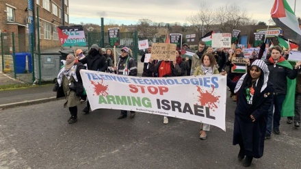 英国抗议者在武器工厂前举行示威