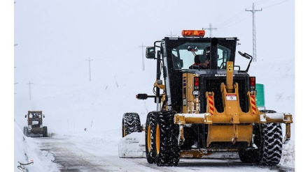 (FOTO DEL GIORNO) Neve e gelo, interventi di Polizia per Strada a Tabriz, nord ovest Iran