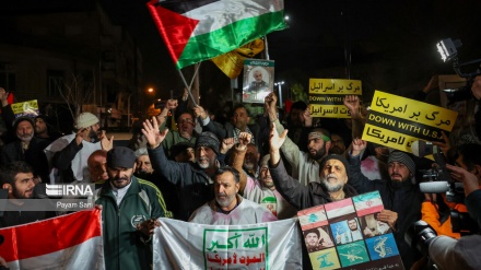 Qytetarët iranianë mblidhen në një protestë para ambasadës së Anglisë në Teheran/Foto