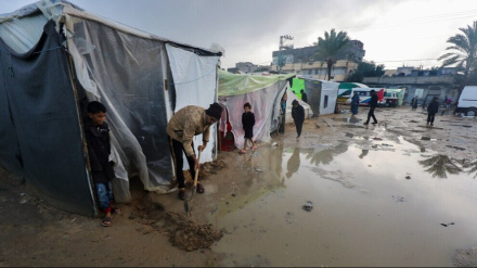 一位巴勒斯坦流离失所的老妇人讲述自己的帐篷因下雨而被淹没的情况