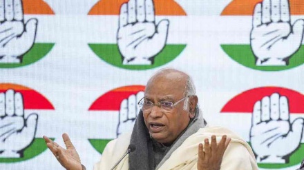 আরএসএস-বিজেপি আমাদের সংবিধানকে বিকৃত ও পরিবর্তন করার ষড়যন্ত্র করছে : খাড়গে