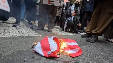 В Нью-Йорке подожгли американский флаг