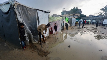 雨水で濡れるガザ難民キャンプ