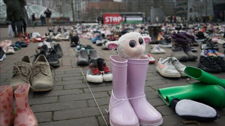 オランダ・ロッテルダム市内の広場に靴8000足、殉教したガザの子供たちへの追悼で