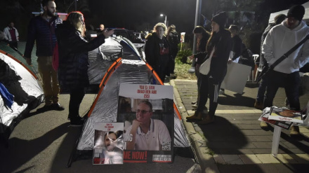 משפחות אסירים בילו את הלילה מול בית נתניהו בקיסריה