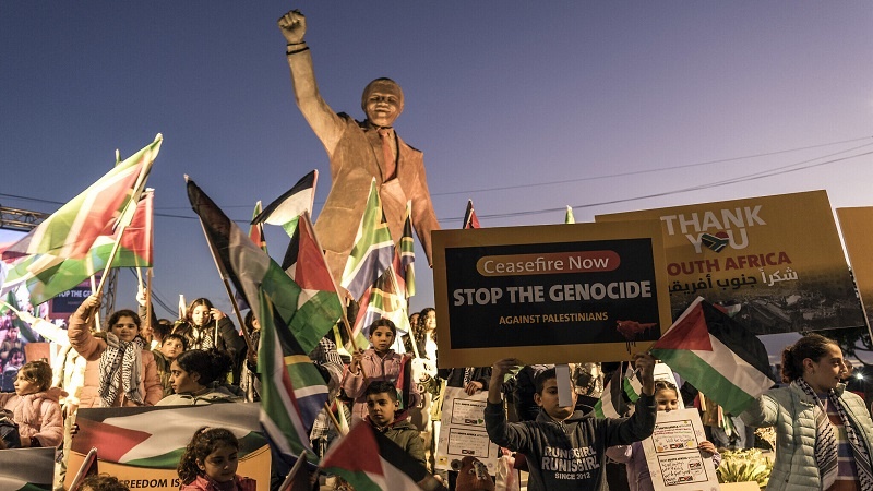 Wapalestina wakusanyika katika uwanja wa Mandela Ramallah kuishukuru Afrika Kusini kuhusu kesi ya ICJ