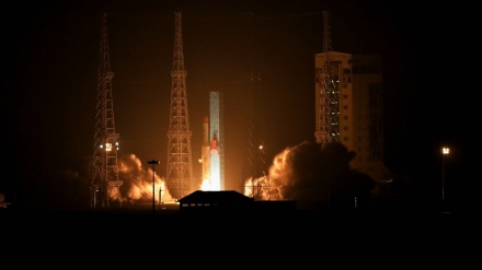 Iran Luncurkan Tiga Satelit Baru ke Luar Angkasa