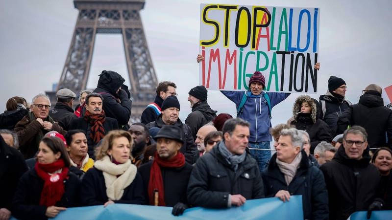 Dhjetëra mijëra francezë protestojnë kundër ligjeve të rrepta të imigracionit