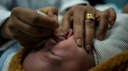 Otoritas Kesehatan Palestina Memberikan Vaksinasi Anak-Anak Gaza