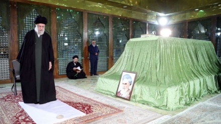 Vigilia Fajr, Leader rende omaggio a Imam Khomeini + VIDEO