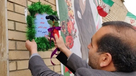 伊朗各地的学校敲响伊斯兰革命的钟声
