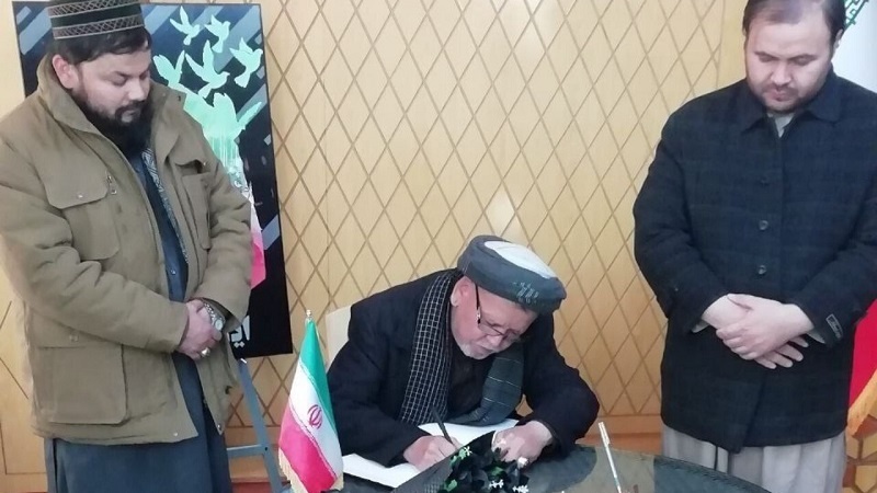 امضای دفتر یادبود شهدای کرمان در سرکنسولگری ایران در مزار شریف
