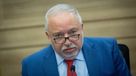 ליברמן: גנץ ואיזנקוט נותנים לגיטימציה לרצון נתניהו להמשיך במלחמה