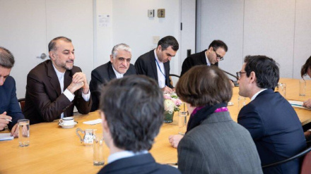 Emir Abdullahiyan, Tahran-Paris görüşmelerinin devamını memnuniyetle karşıladı