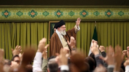 Ayatullah Khamenei: Bahasa dan Logika Lebih Kuat dari Senjata