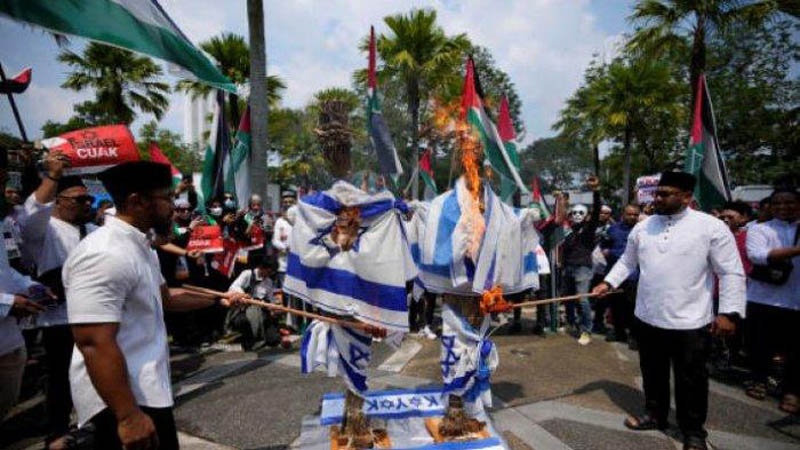 Demonstran Malaysia bakar bendera Israel
