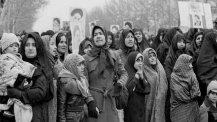 Revolusi Islam; Realisasi Demokrasi Religius dan Pulihkan Identitas Islami Wanita Iran