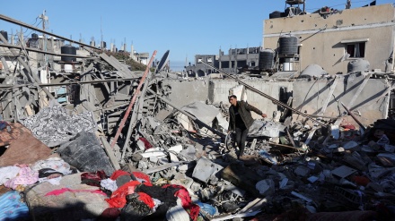 Warga Gaza Memeriksa Reruntuhan Setelah Serangan di Rafah