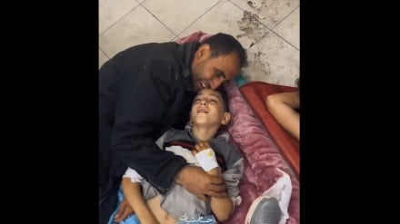 ガザ地区で麻酔薬なし、両足に重傷を負い父親の腕の中で痛みに泣き叫ぶ少年 