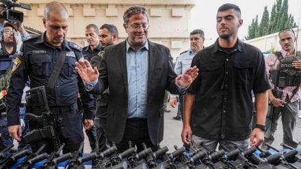 וועדת הבחירות: תמונות בן גביר מחלק נשק - שימוש אסור בנכסי ציבור לתעמולה