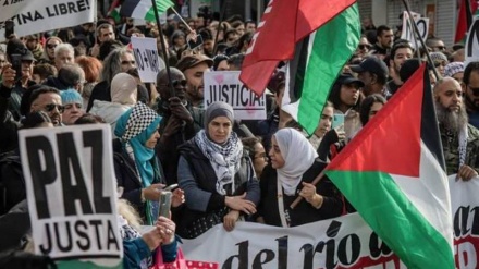 (VIDEO) Corteo a sostegno di Gaza davanti al Museo della Regina Sofia a Madrid