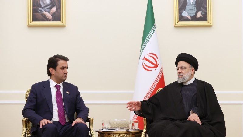 ライースィー・イラン大統領とタジキスタン上院のルスタム・エモマリ議長
