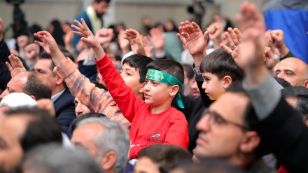 (FOTO DEL GIORNO) Piccoli ospiti dell'incontro di oggi con il Leader