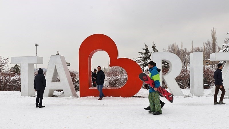 Warga Tabriz bermain salju di Taman El Goli, Kamis (25/1/2024).