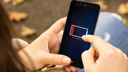 نهه ټولنیزې رسنۍ کارول د سمارټ مبایلونو بیټرۍ په تیزۍ لمنځه وړي