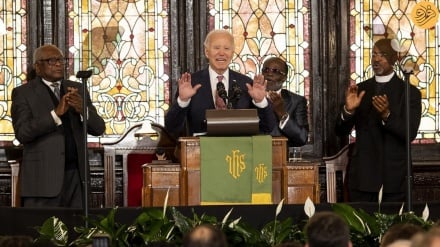 对拜登支持在加沙发生的种族灭绝持不满表态的抗议者又在他讲话中高呼