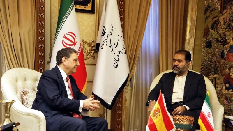 イラン中部イスファハーン州のモルタザヴィー知事とスペインのアンヘル・ロサーダ駐イラン大使