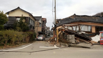 石川県能登でM7.6の強い地震、建物が倒壊し道路ひび割れ