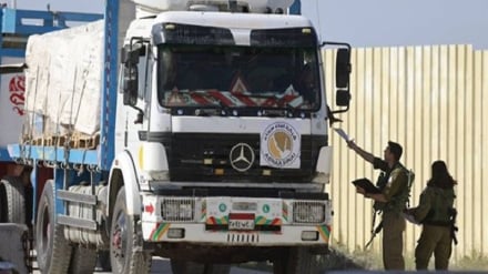 I coloni israeliani non permettono agli aiuti umanitari di entrare a Gaza