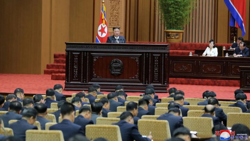 Lideri i Koresë së Veriut kërkoi ndryshimin e kushtetutës dhe lejimin e pushtimit të Koresë së Jugut