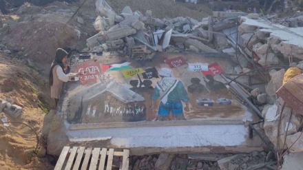 Seniman Gaza Melukis di atas Reruntuhan