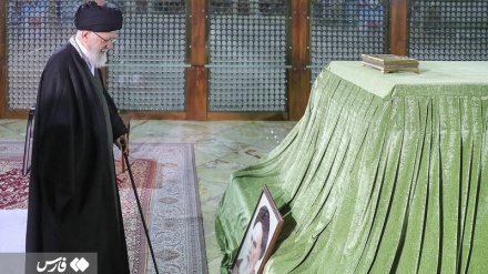 Ayatollah Khamenei pays tribute to late founder of Islamic Republic