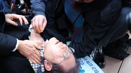 韓国最大野党代表が襲撃され病院搬送、容疑者は取り押さえられる
