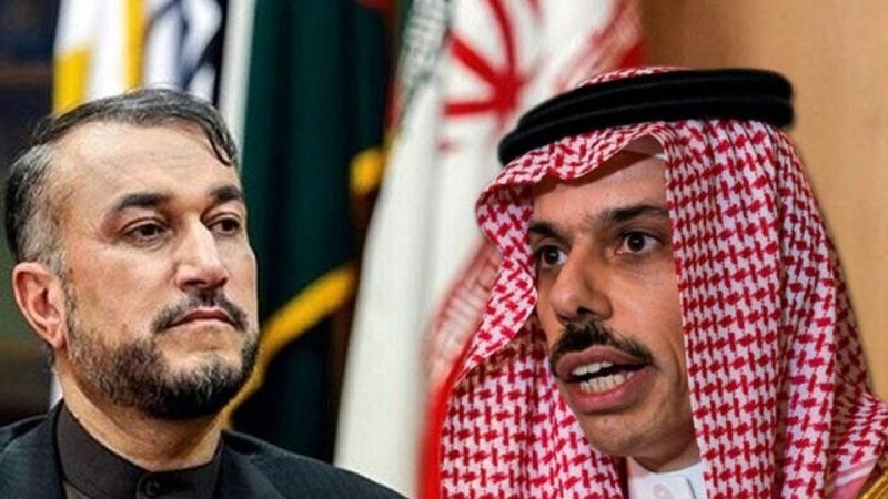 Foto Menlu RII Hossein Amirabdollahian (kiri) dan Menlu Arab Saudi Faisal bin Farhan bin Abdullah.