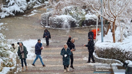 (FOTO DEL GIORNO) Isfahan, la gioia della prima neve