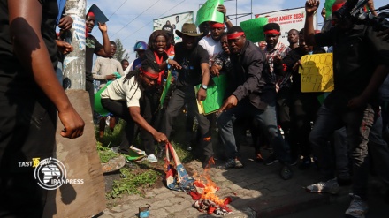 Congo, nuove proteste contro paesi occidentali, bruciate bandiere Usa + VIDEO