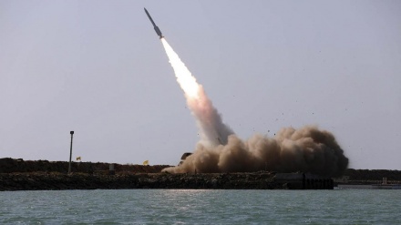 イラン革命防衛隊が、艦船からの長距離弾道ミサイル発射に成功