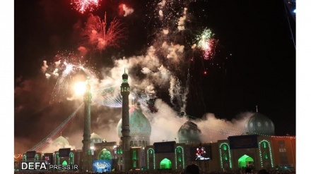(FOTO DEL GIORNO) Moschea Jamkaran illuminata da fuochi d'artificio