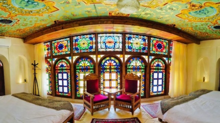 イランの伝統的家屋に反射する虹色の光