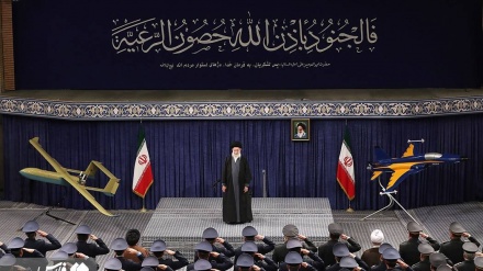 (FOTO) Fajr 45esimo, Ayatollah Khamenei riceve forze aeree dell'esercito - 1