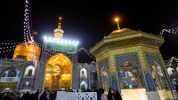 什叶派穆斯林为迎接节日用鲜花和彩灯装饰伊玛目礼萨圣陵