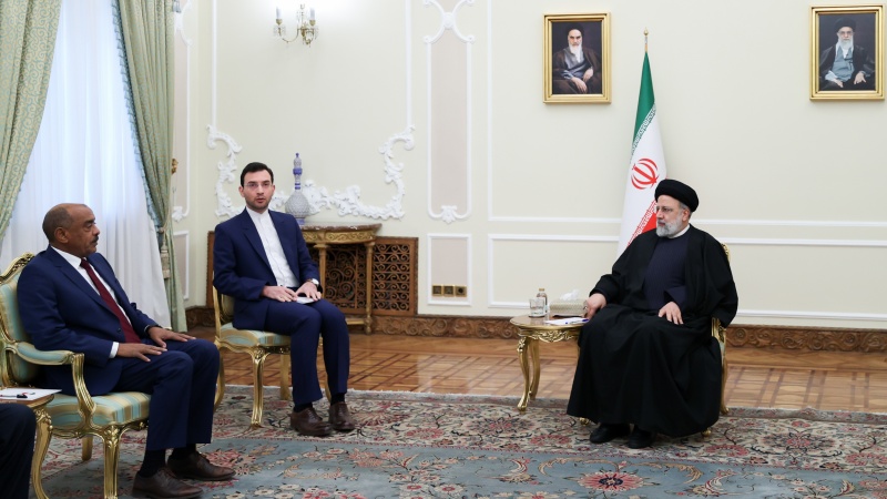 イランのライースィー大統領とスーダンのサデク外相代理の会談