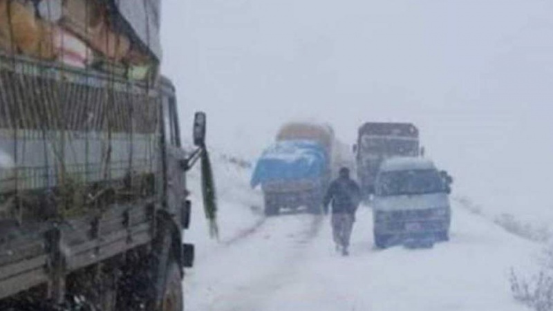 در پی بارش سنگین برف شاهراه کابل- غور مسدود شد