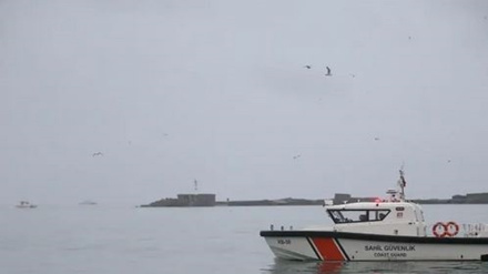 ترکيه د باروړونکې بېړۍ له ډوبېدو وروسته د لادرکه شوې عملې لټون کوي